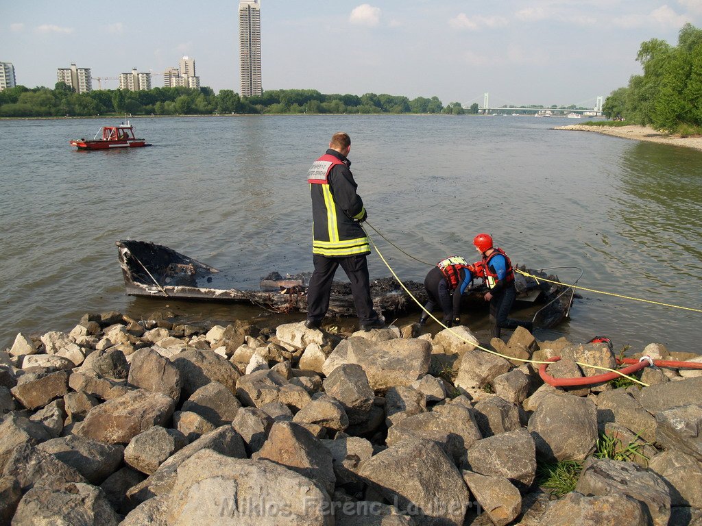 Kleine Yacht abgebrannt Koeln Hoehe Zoobruecke Rheinpark P076.JPG